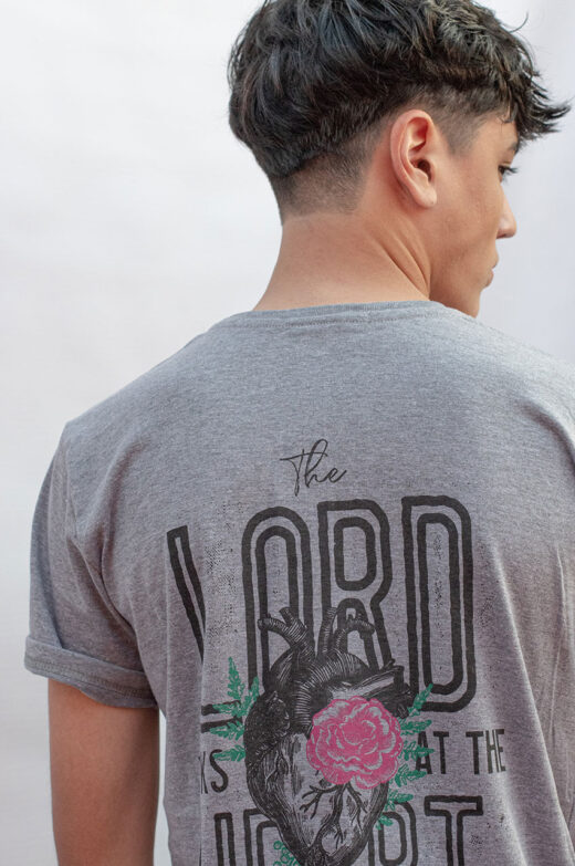 remera the lord looks at the heart gris8941